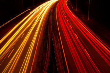 Lichtspuren - Autos auf der Autobahn bei Nacht