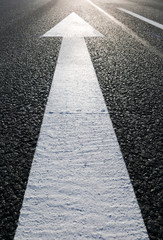 Wei&szlig;er Pfeil auf der Stra&szlig;e - Symbol