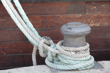 Fototapeta na wymiar ropes and bollard
