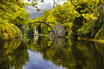 Diabelski most w parku Kromlau w jesiennej szacie