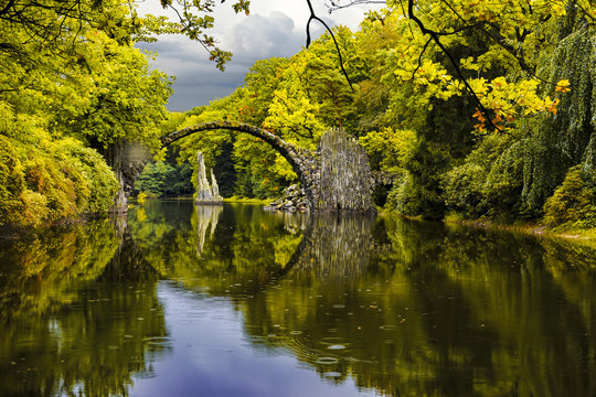 Fototapeta Diabelski most w parku Kromlau w jesiennej szacie