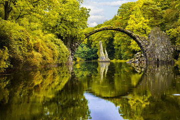 Fototapeta Diabelski most w parku Kromlau w jesiennej szacie obraz