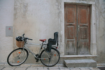Fototapeta na wymiar bicycle by wood door