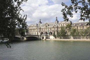 Naklejka premium Widok słynnego Luwru od strony Sekwany. Luwr to jedno z największych i najczęściej odwiedzanych muzeów na świecie.