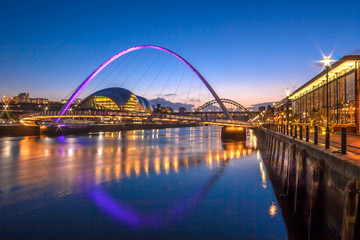 Fototapeta na wymiar Gateshead Millennium Bridge and Newcastle Quayside