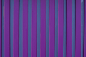 Стена из фиолетовых досок 