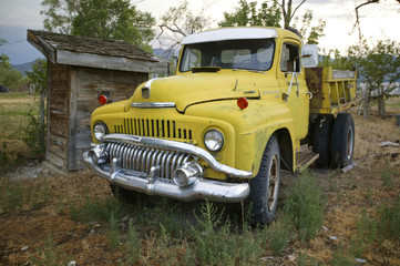 Fototapeta na wymiar old yellow truck