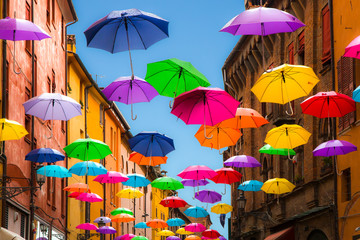 ombrelli colorati sospesi 