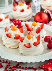 Mini Pavlova meringue cakes