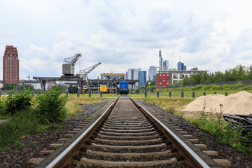 Fototapeta na wymiar Skyline von Frankfurt am Ende der Bahngleise