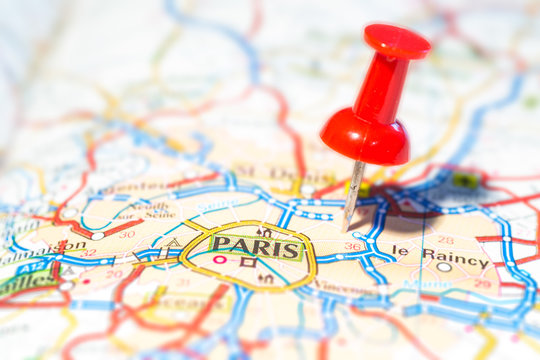 Pin indicates the destination on the road map - Paris (F)
