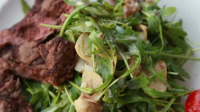 salad with ruccola beef and cherry tomatoes