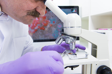 Laborant im Labor macht Untersuchungen