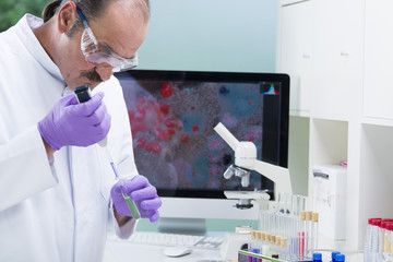 Laborant im Labor macht Untersuchungen