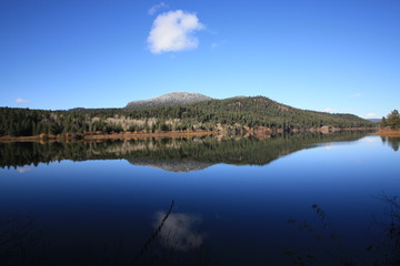 Fototapeta na wymiar Autumn Lake Reflection