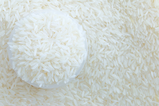 grain rice in bowl on white rice background