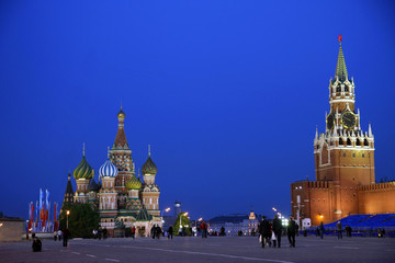 Obraz premium st-basil cathedral n savior tower at nite