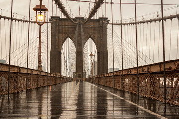 Fototapeta premium Brooklyn Bridge with no people on a rainy day
