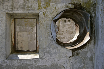 square window round vent