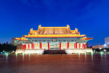 Obraz premium Chiang Kai-Shek Memorial Monument Hall Taipei Taiwan at night