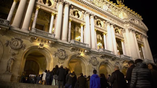 Opera National de Paris, visitors waiting for evening performance in long line