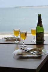 ile de ré  boire du cidre manger une crèpe en bord de mer