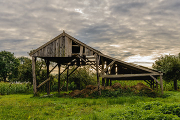 Obraz premium Neglected wooden shed for storage of hay and straw