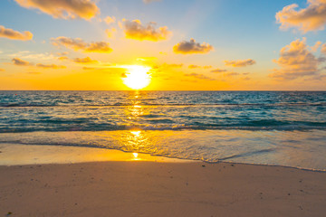 Obraz premium Beautiful sunset with sky over calm sea in tropical Maldives is