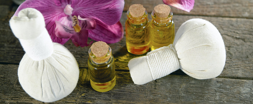Massage&ouml;l und Kr&auml;uterstempel