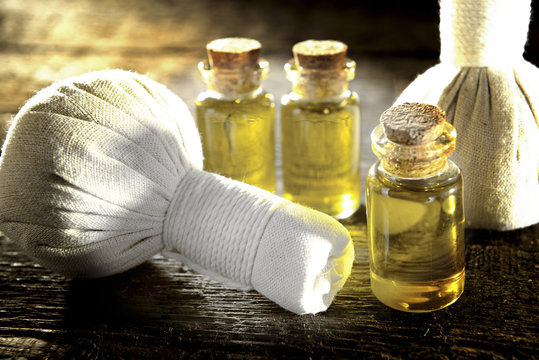 Massage&ouml;l und Kr&auml;uterstempel