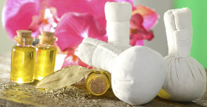 Massage&ouml;l und Kr&auml;uterstempel