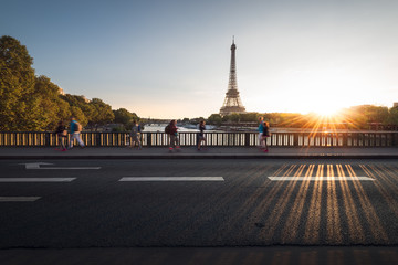 Fototapeta na wymiar La vie parisienne sur le pont bir hakeim