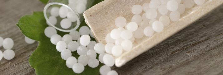 Banner Globuli Kügelchen auf Holz