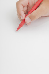 クレヨンを持つ子供の手