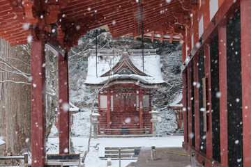 雪降る神社