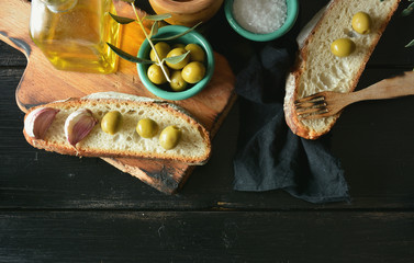oil of olive give of bread, garlic and salt