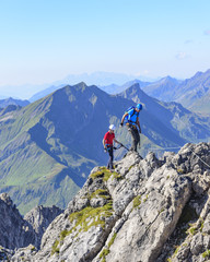 gesicherte Gratwanderung im Hochgebirge