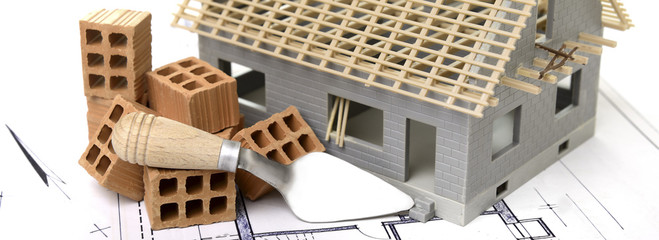 Ziegel und Rohbau auf Bauplan Banner