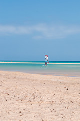 Obraz premium Fuerteventura, Isole Canarie: windsurf nella laguna di Jandia, una delle spiagge più famose dell'isola, lungo la Costa Calma, il 4 settembre 2016