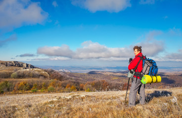 Fototapeta na wymiar Photographer takes pictures on top of the mountain in autumn. 