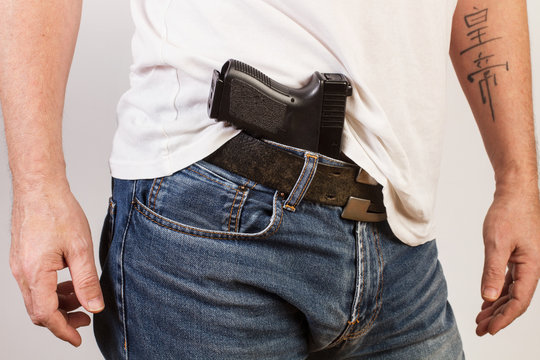 Hombre con pistola en la cintura. Concepto delincuencia. Vista de frente
