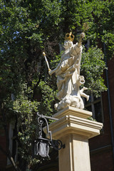 Fototapeta premium crowned statue