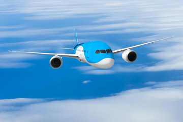 Podróż samolotem, samolot latający w błękitne niebo nad chmurami - obrazy, fototapety, plakaty