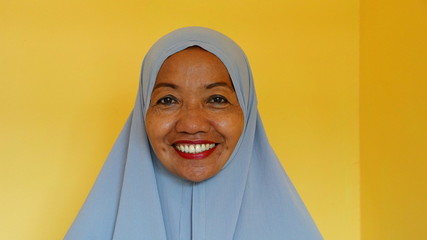 lächelnde Indonesierin mit Kopftuch