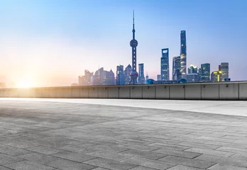Crédence de cuisine en verre imprimé Shanghai sol en ciment vide devant les toits du bund de shanghai, chine.
