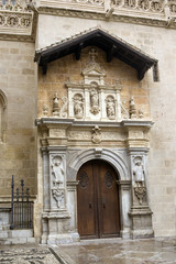 Fototapeta na wymiar Puerta Capilla de los Reyes Católicos