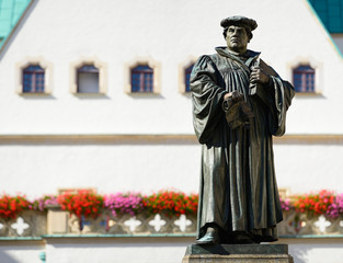 Denkmal Martin Luthers auf dem Marktplatz von Eisleben, seiner Geburts- und Sterbestadt, Deutschland