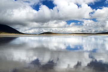 Spiegelung der Wolken am Strand Irlands