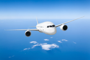Fototapeta na wymiar Podróż samolotem, samolot latający w błękitne niebo nad chmurami