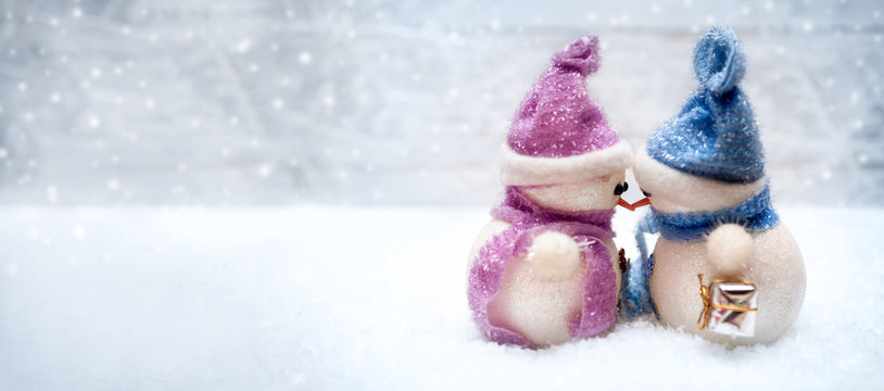 Snowmen love on Christmas